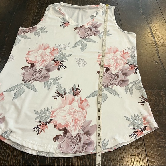 Like new white floral sleeveless top - Picture 7 of 8